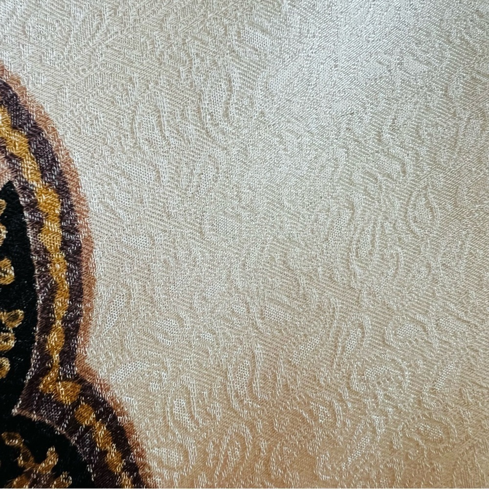 42”x42” Vintage Large Silk Echo Shawl. - Picture 10 of 11